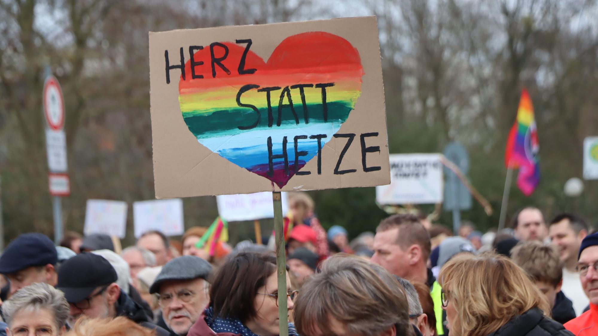 Auf dem Bild sind Demonstranten zu sehen.