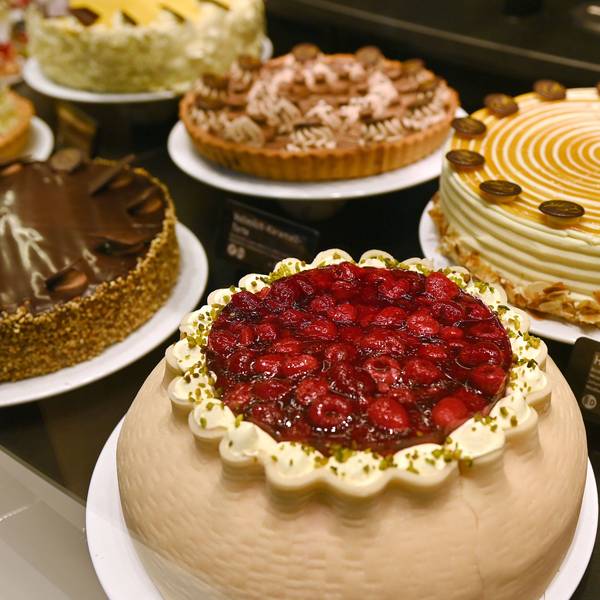 Verschiedene Torten und Kuchen stehen in einer Bäckereiauslage (Symbolbild)