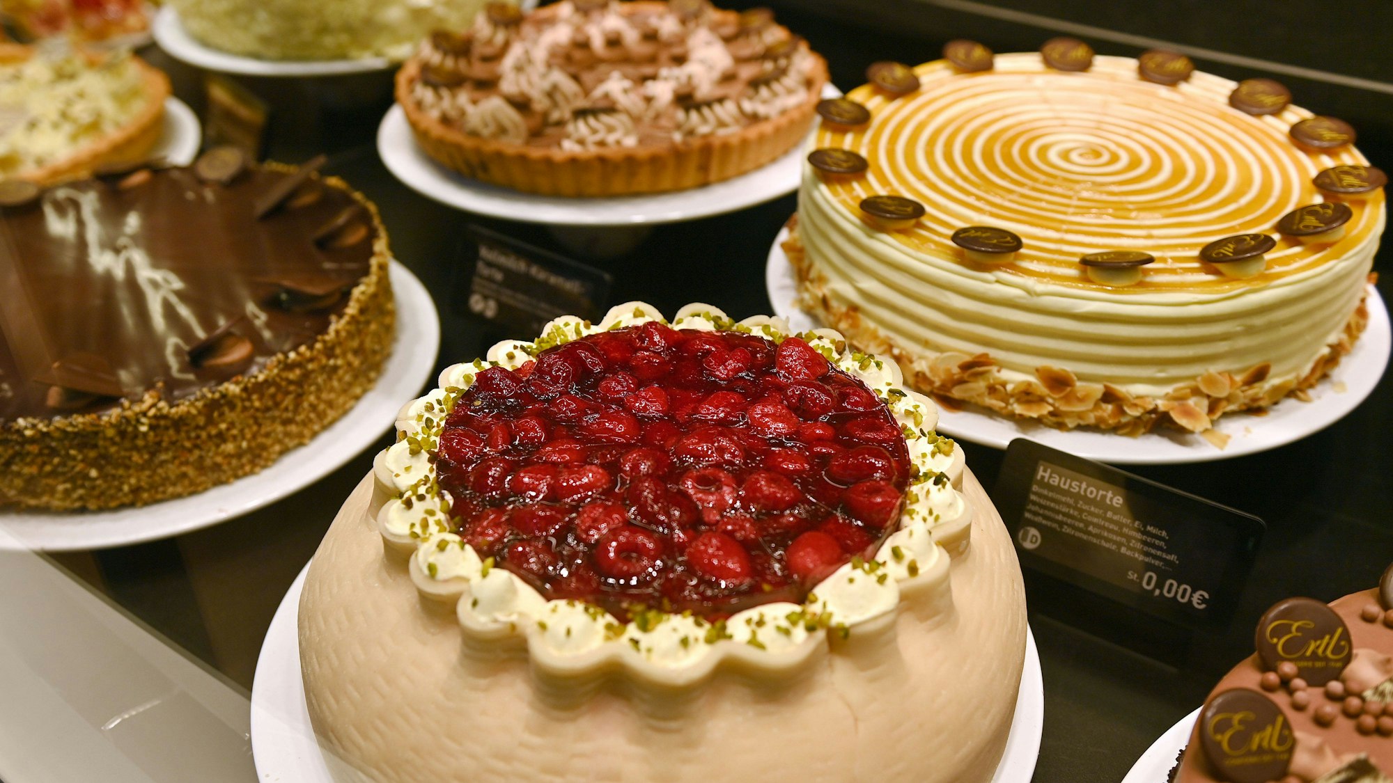 Verschiedene Torten und Kuchen stehen in einer Bäckereiauslage (Symbolbild)