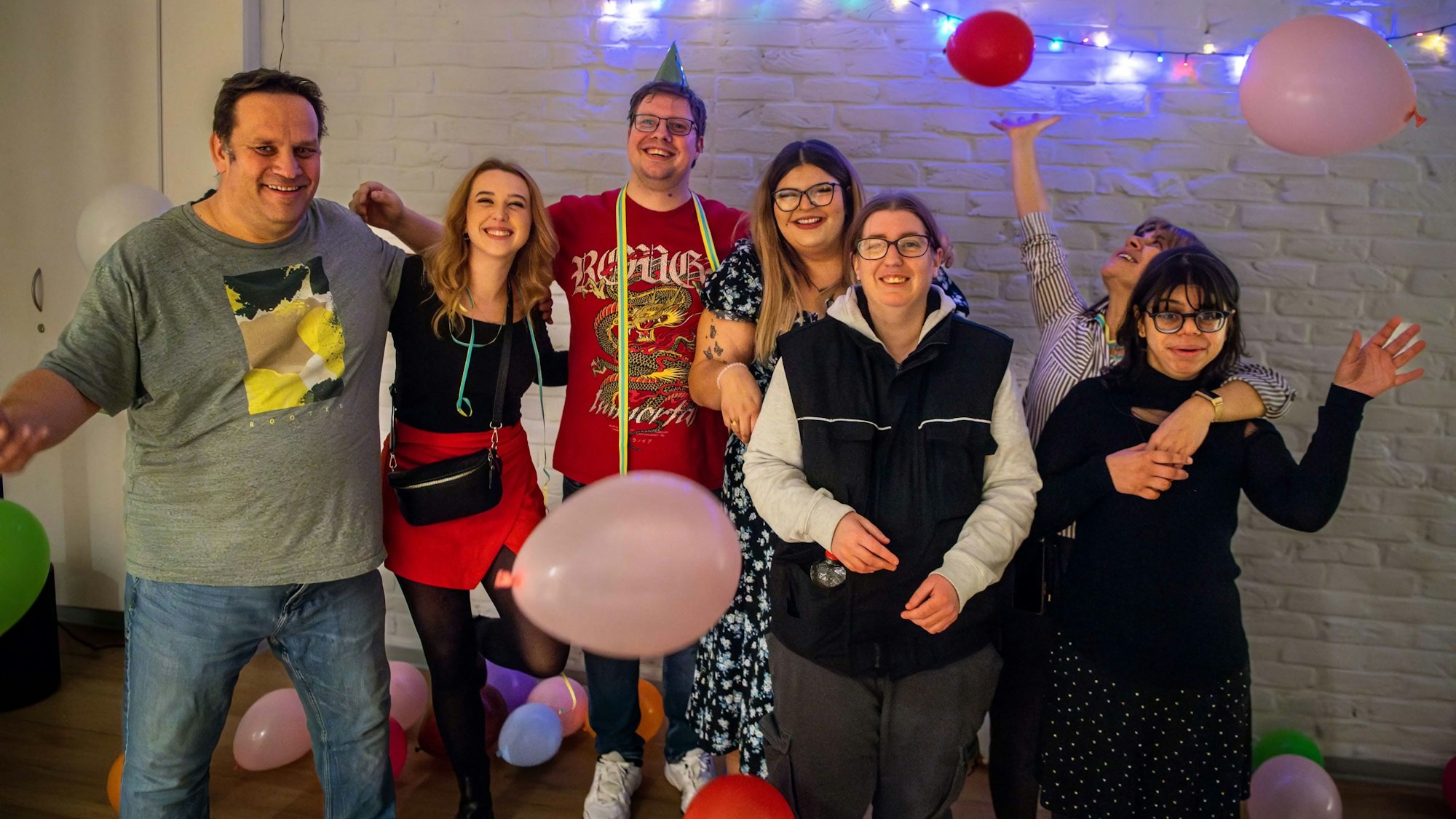 Das Bild zeigt die Organisatoren der Party bei der Lebenshilfe.