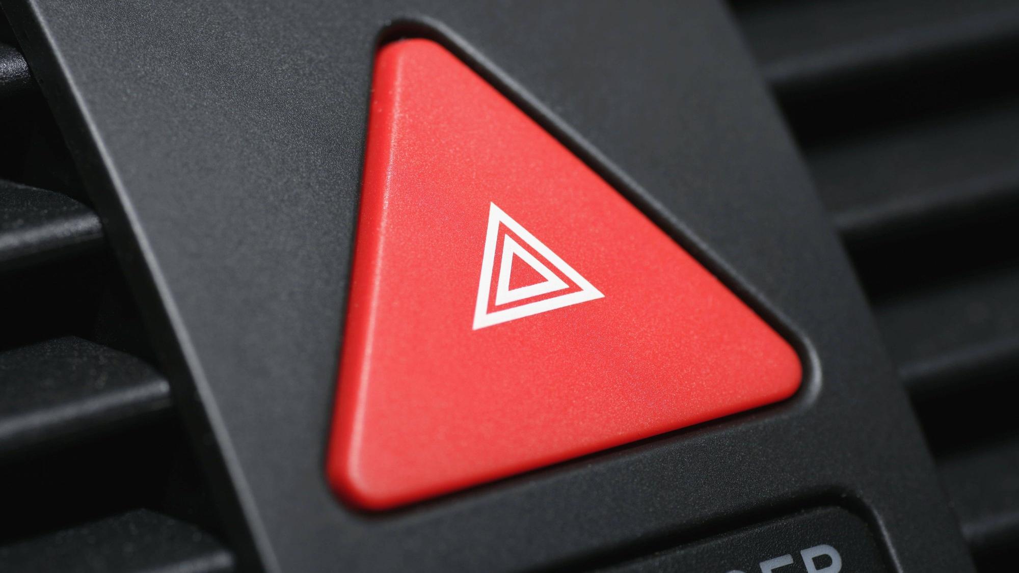 Knopf für die Warnblinkanlage in einem Armaturenbrett.