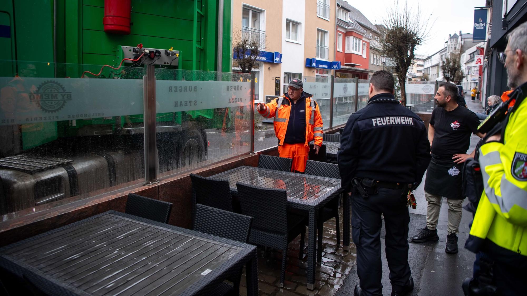 Einsatzkräfte begutachten die Situation in der Außengastronomie.