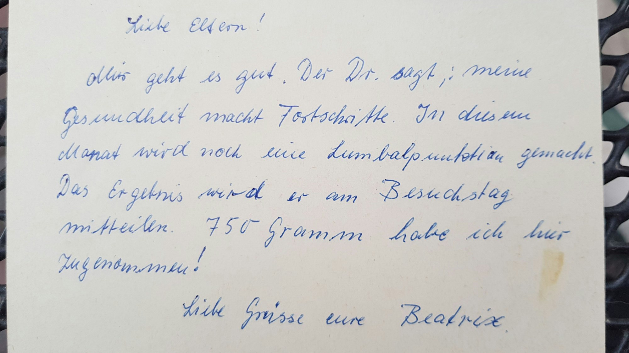 Nordrhein-Westfalen, Aprath: Eine Reproduktion der undatierten Postkarte der Klinik Aprath an die Eltern des Mädchens Beatrix. Beatrix Hötger-Schiffers war gerade erst ein Jahr alt, als sie an Tuberkulose erkrankte und im Jahr 1964 nach Aprath in die Kinderheilstätte für Tuberkulose kam.