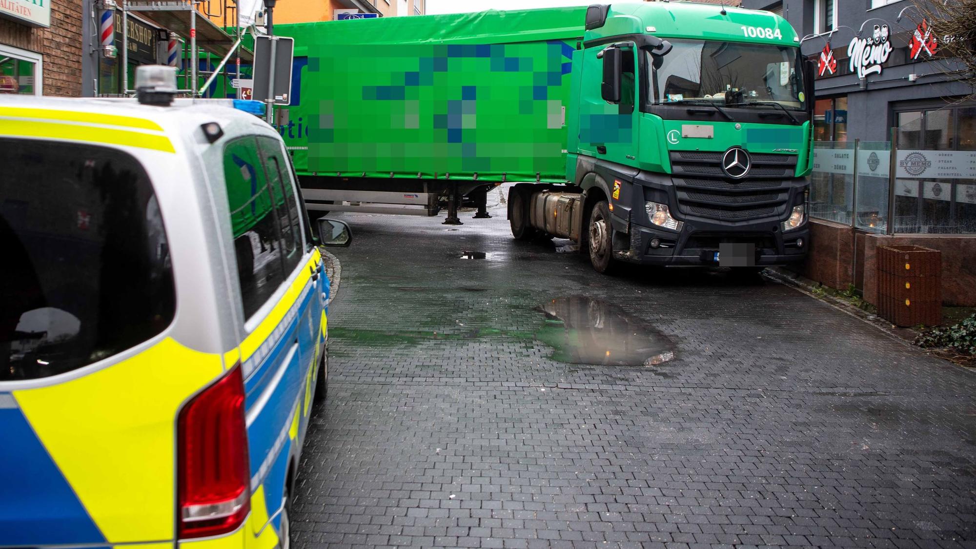 Das Foto zeigt den zwischen den Gebäuden verkeilten Lastzug.