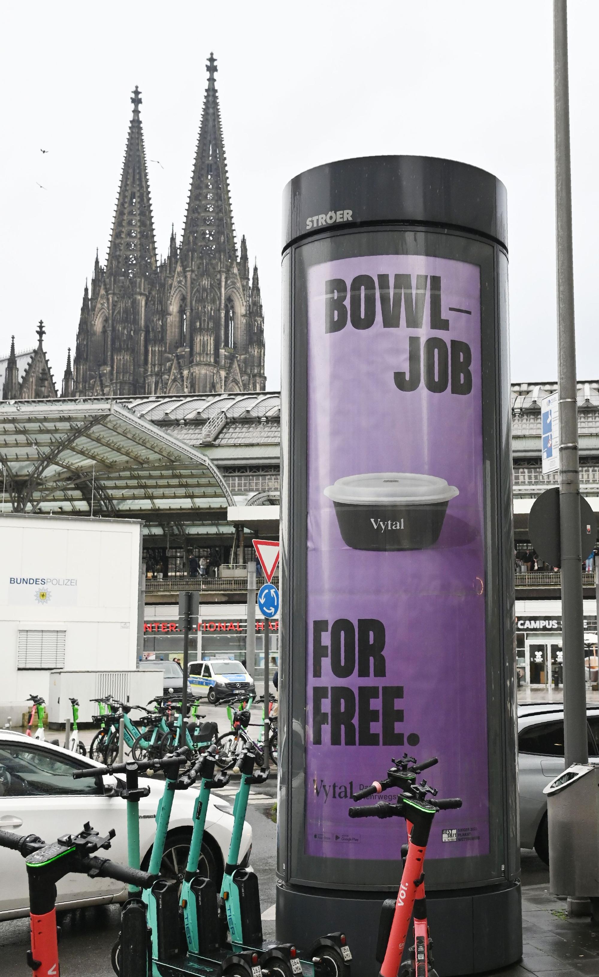 Die Werbung von Vytal an einer Litfaßsäule, hier ohne Aufkleber.