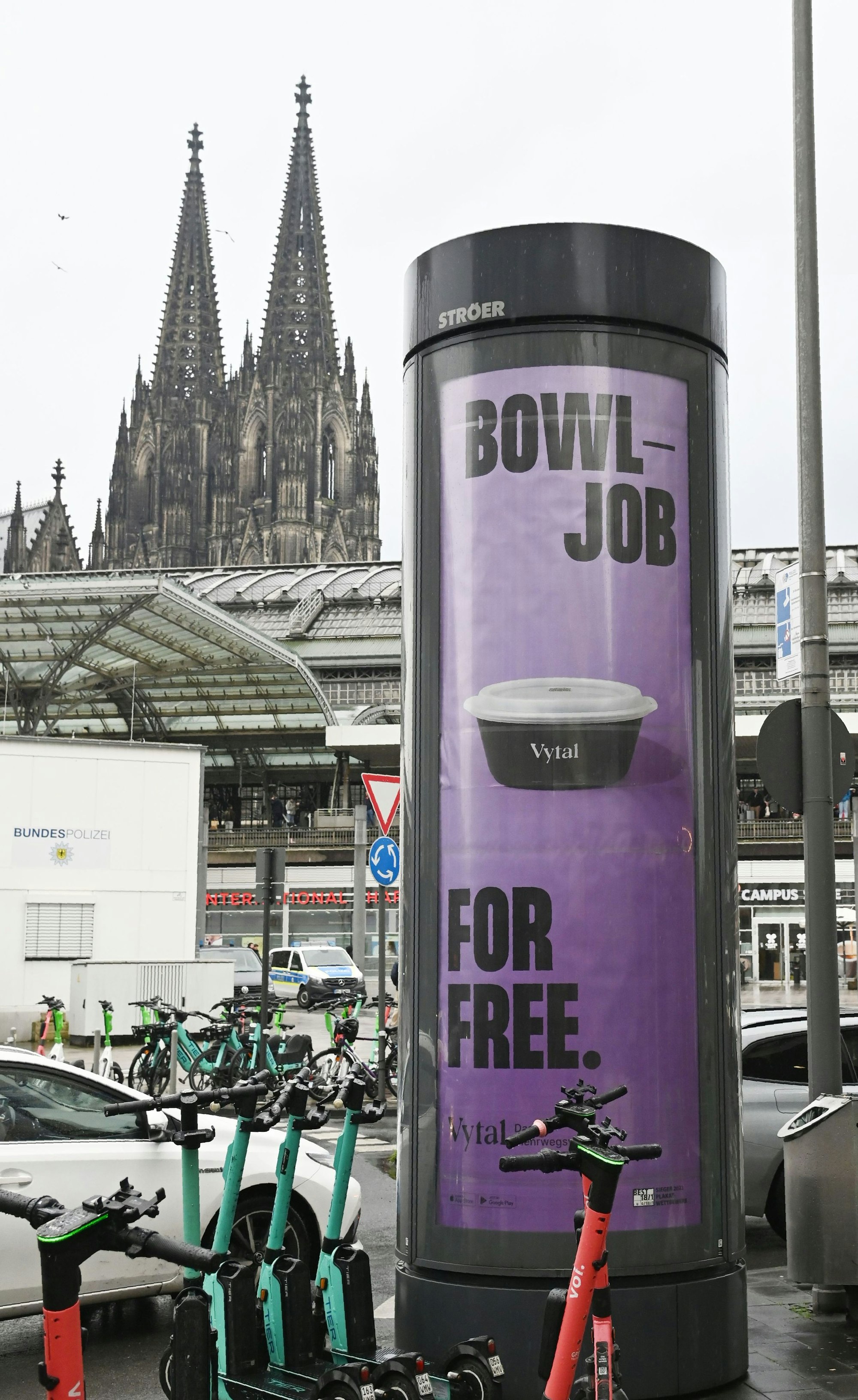 Die Werbung von Vytal an einer Litfaßsäule, hier ohne Aufkleber.