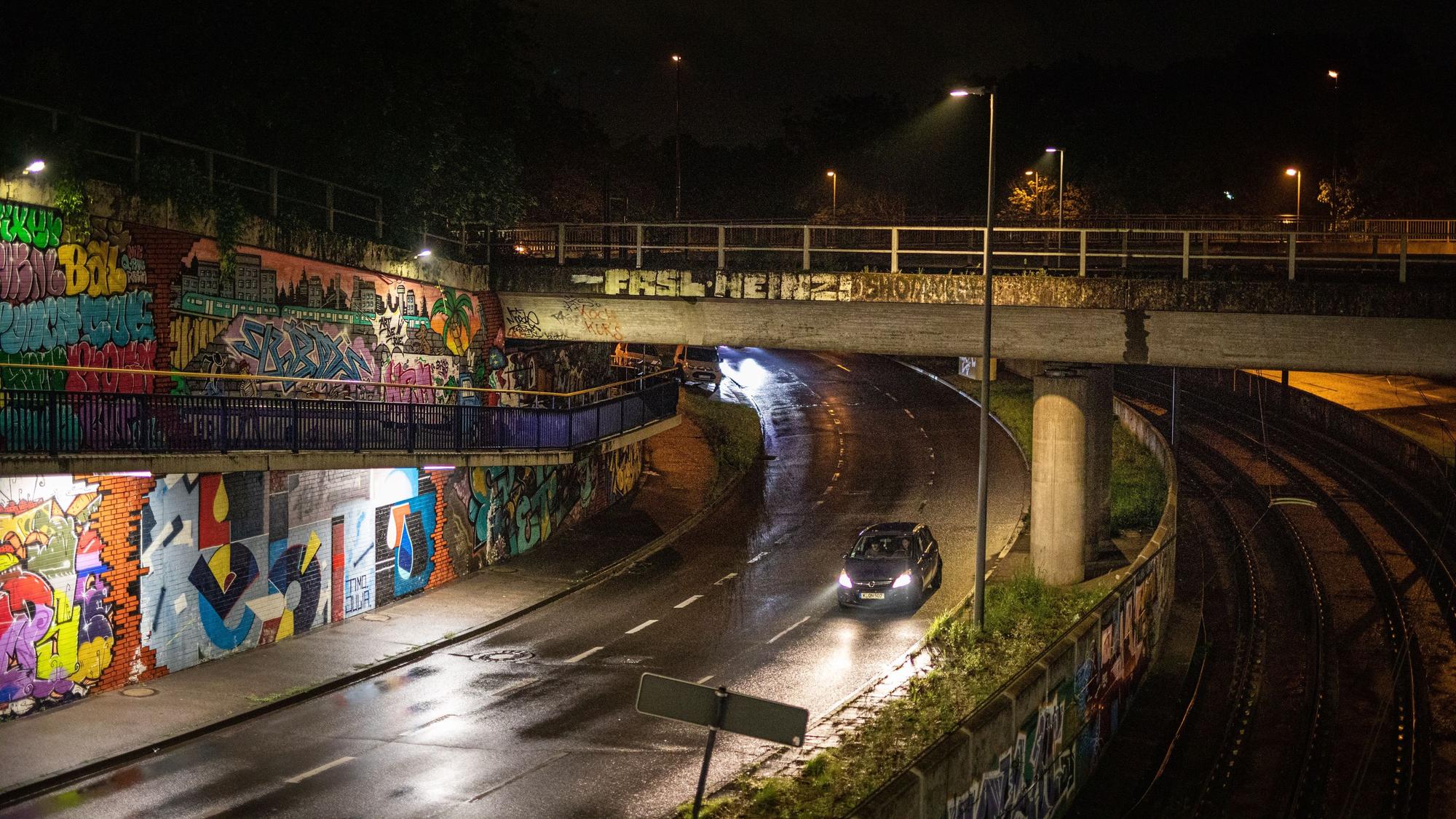 Köln: Ein Auto fährt durch eine Unterführung an der S-Bahn- und KVB-Haltestelle Geldernstraße / Parkgürtel.