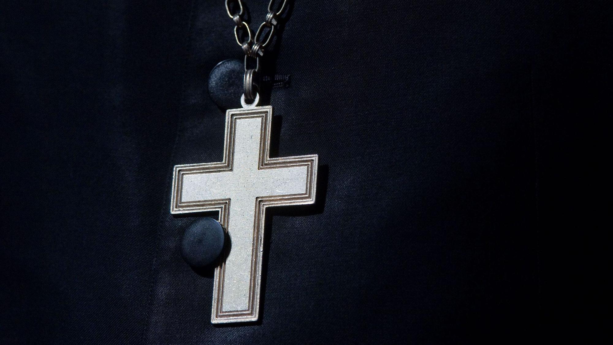 Brustkreuz auf der Robe eines evangelischen Würdenträgers