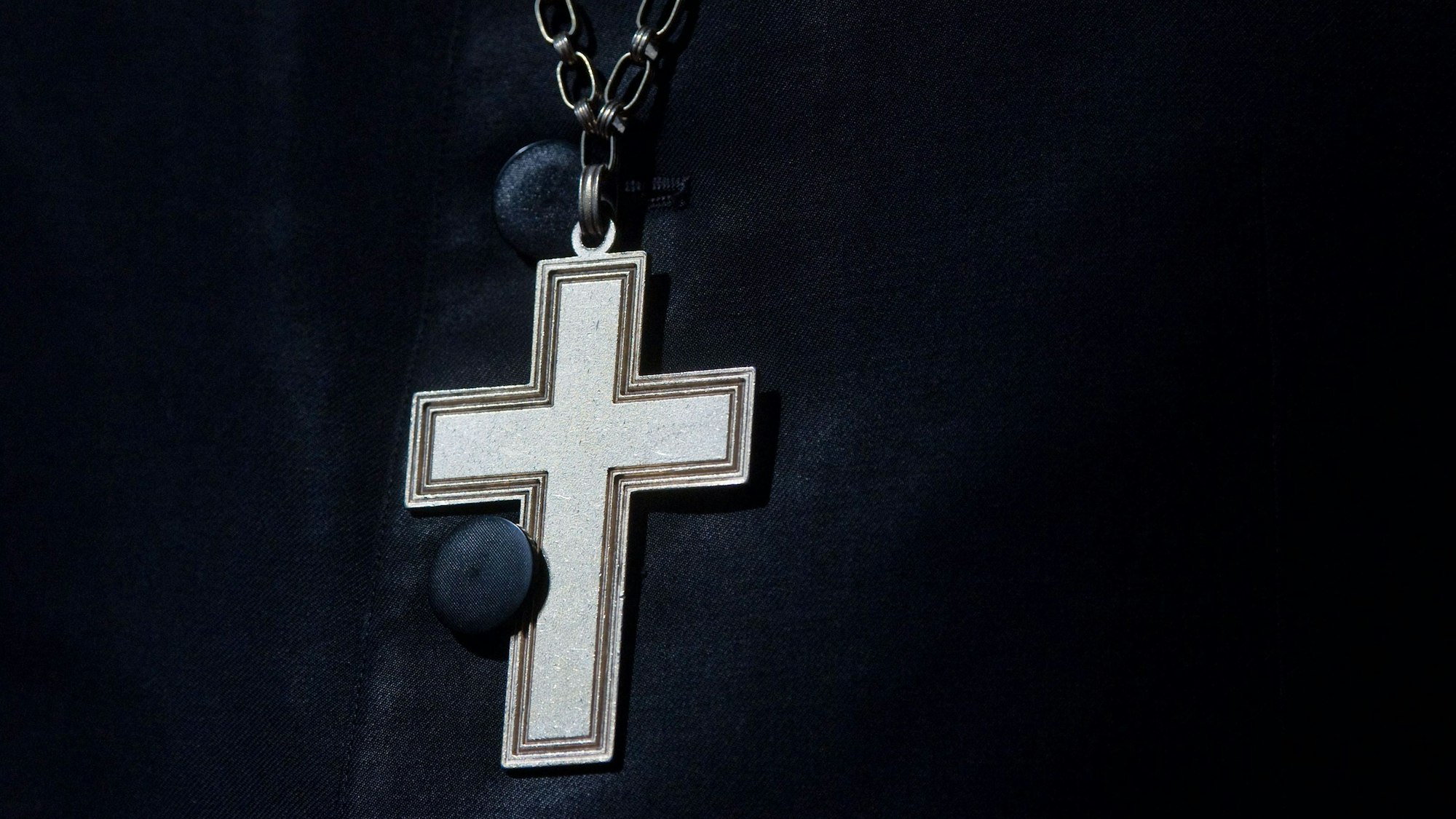 Brustkreuz auf der Robe eines evangelischen Würdenträgers