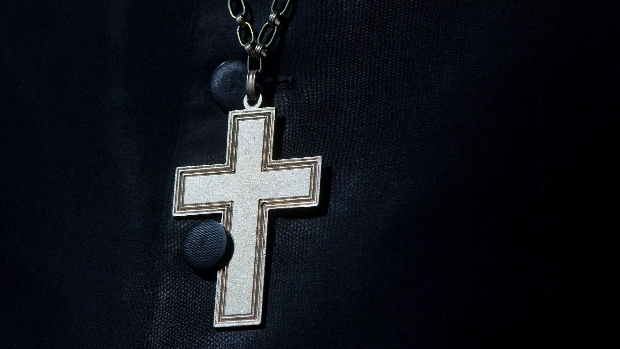 Brustkreuz auf der Robe eines evangelischen Würdenträgers