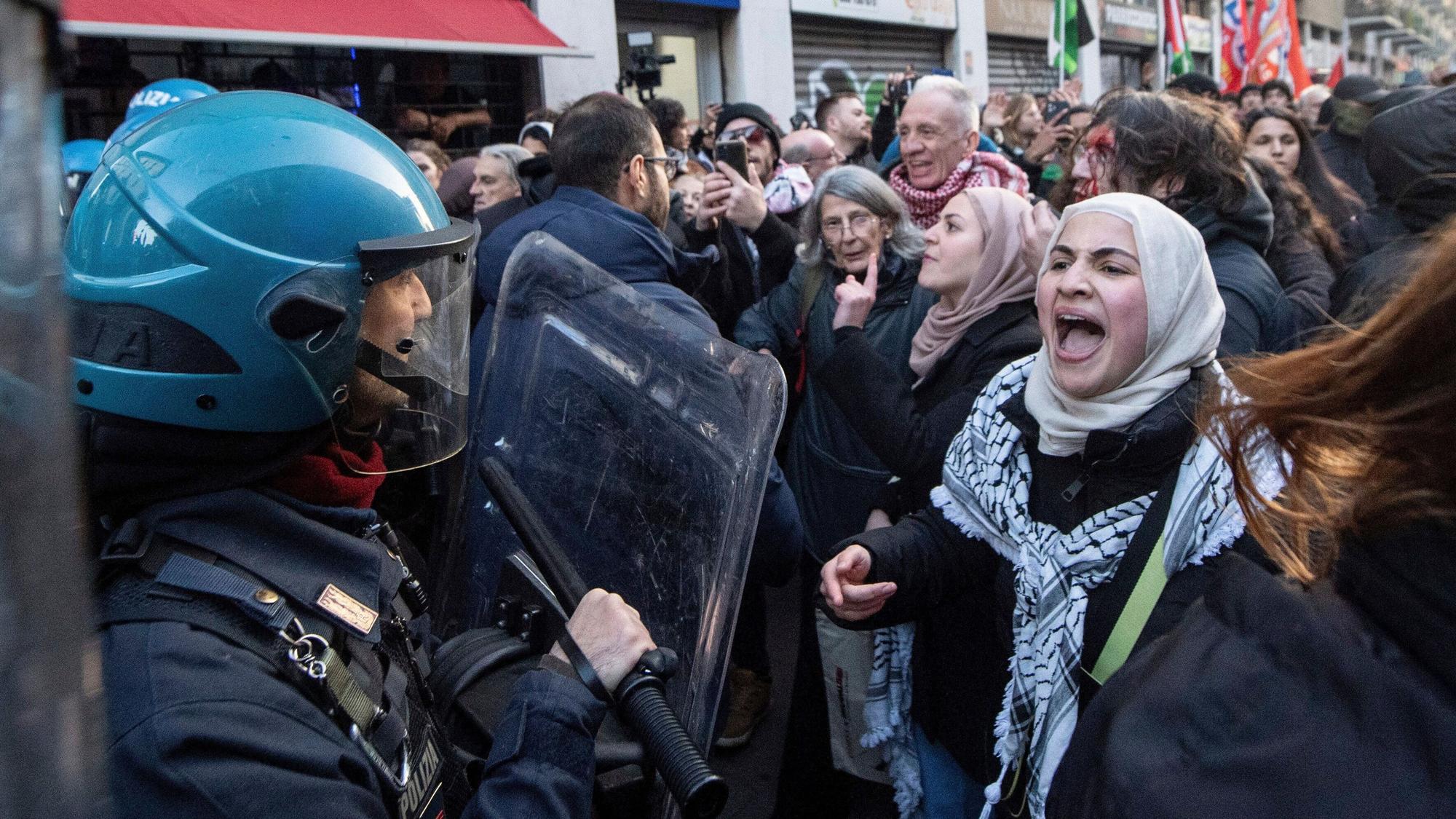 Eine Frau reagiert während einer Kundgebung zur Unterstützung der Palästinenser. Bei der Kundgebung ist es zu Zusammenstößen zwischen der Polizei und Demonstranten gekommen.