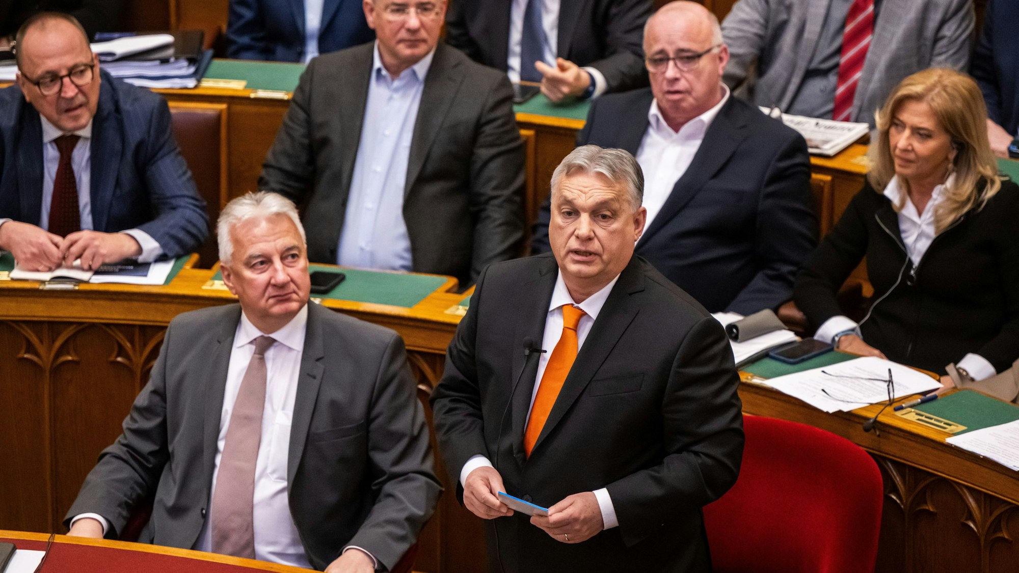26.02.2024, Ungarn, Budapest: Der ungarische Premierminister Viktor Orban (r) spricht während der Parlamentssitzung vor der Abstimmung über die Ratifizierung der schwedischen NATO-Mitgliedschaft.
