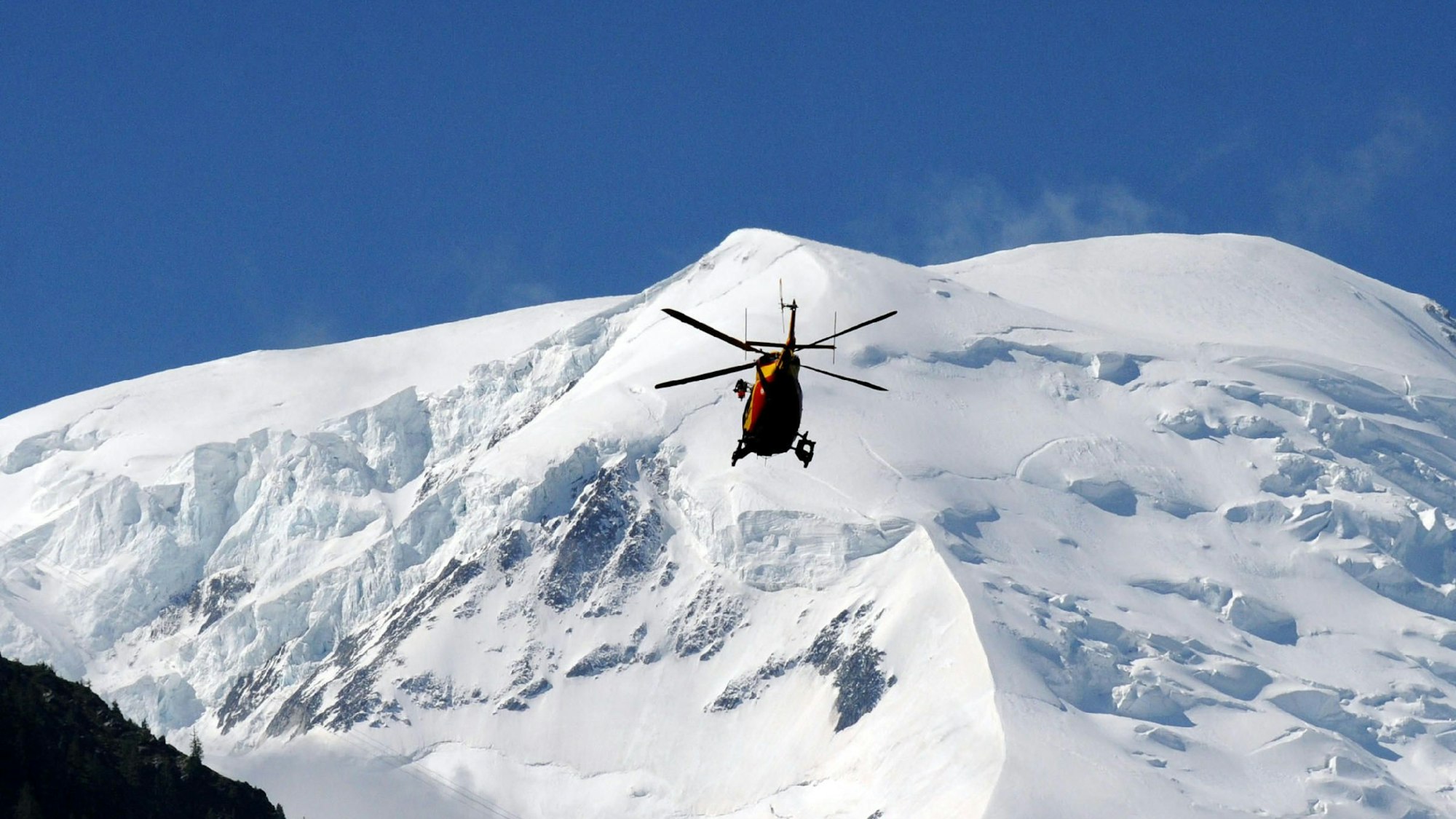 Ein Rettungshubschrauber fliegt über dem Zentralmassiv der französischen Alpen. (Symbolbild)