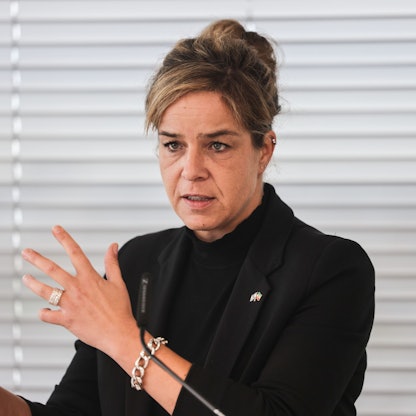 Mona Neubaur (Bündnis 90/Die Grünen), Ministerin für Wirtschaft, Industrie, Klimaschutz, äußert sich auf einer Pressekonferenz zur Lage der Wirtschaft in Nordrhein-Westfalen.