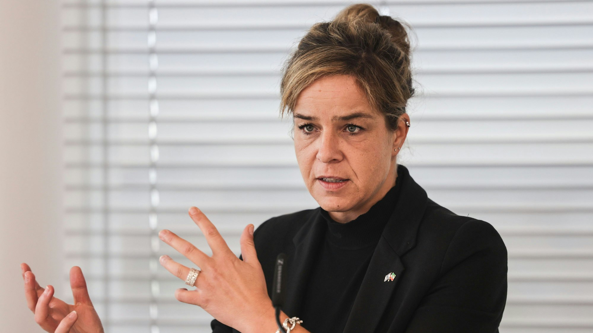 Mona Neubaur (Bündnis 90/Die Grünen), Ministerin für Wirtschaft, Industrie, Klimaschutz, äußert sich auf einer Pressekonferenz zur Lage der Wirtschaft in Nordrhein-Westfalen.