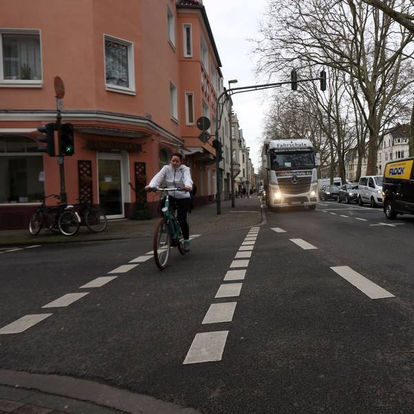 Ein Blick auf den Ehrenfeldgürtel in Fahrtrichtung Ehrenfeld.