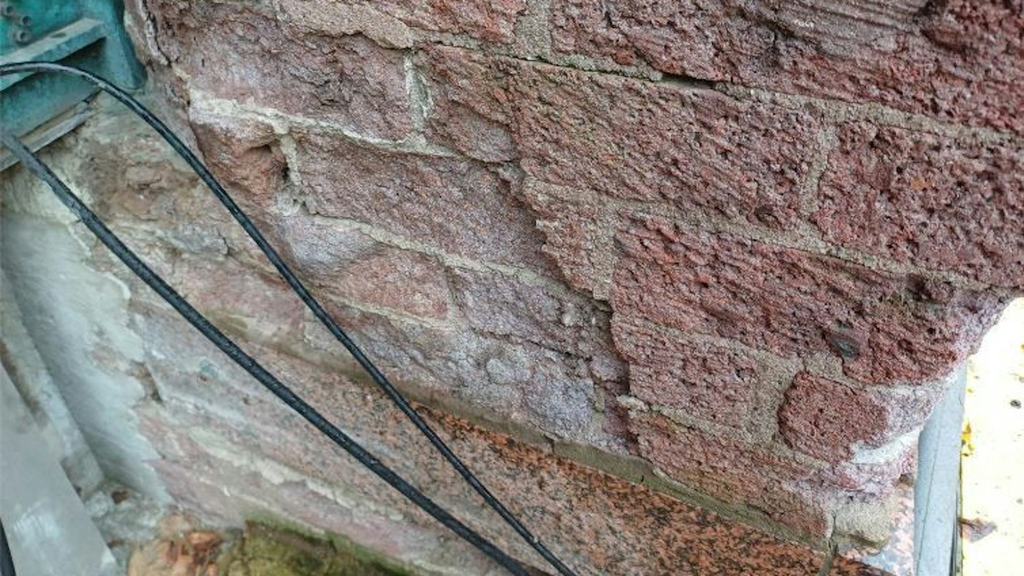 Das Bild zeigt abgeplatzte Steine.