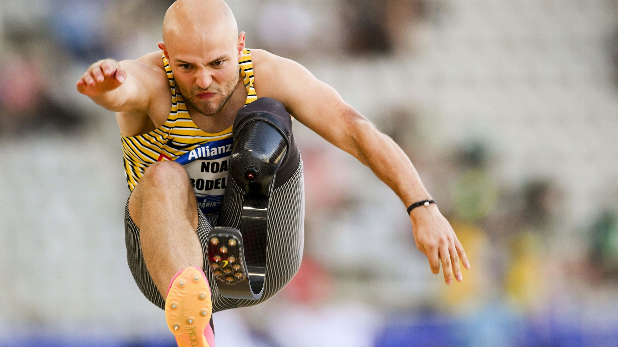 Noah Bodelier springt mit Prothese.