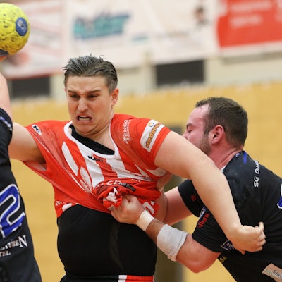 Das Bild zeigt, wie der HSG-Spieler mit unfairen Mittel gestoppt wird.