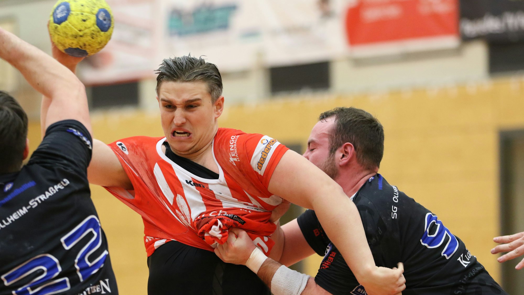 Das Bild zeigt, wie der HSG-Spieler mit unfairen Mittel gestoppt wird.