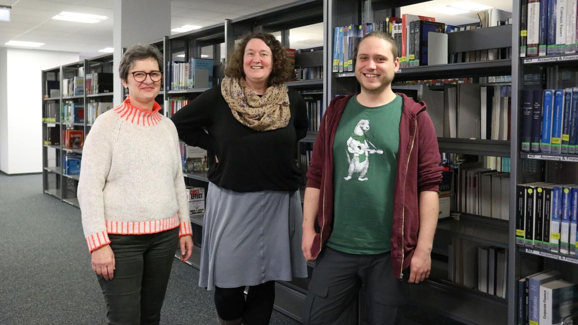 Die Freiraumschule zieht nach Bad Honnef in das Gebäude der Hochschule, das pädagogische Gründungsteam in der Bibliothek Hochschule, von links: Hiltrud Triphaus, Sabrina Happich, Konstantin Evang.