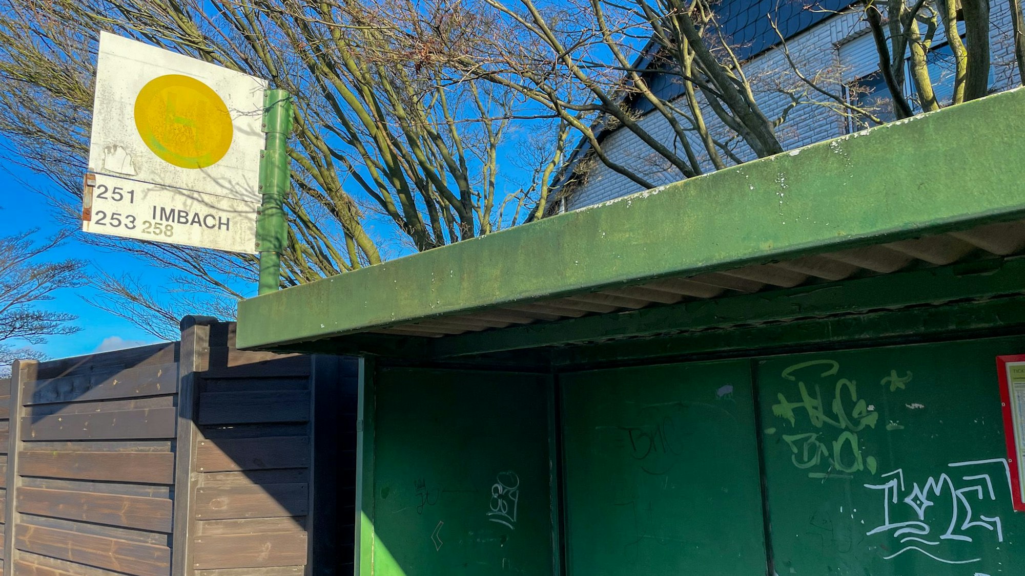 Anwohner beklagen den Zustand der Bushaltestelle Imbach.