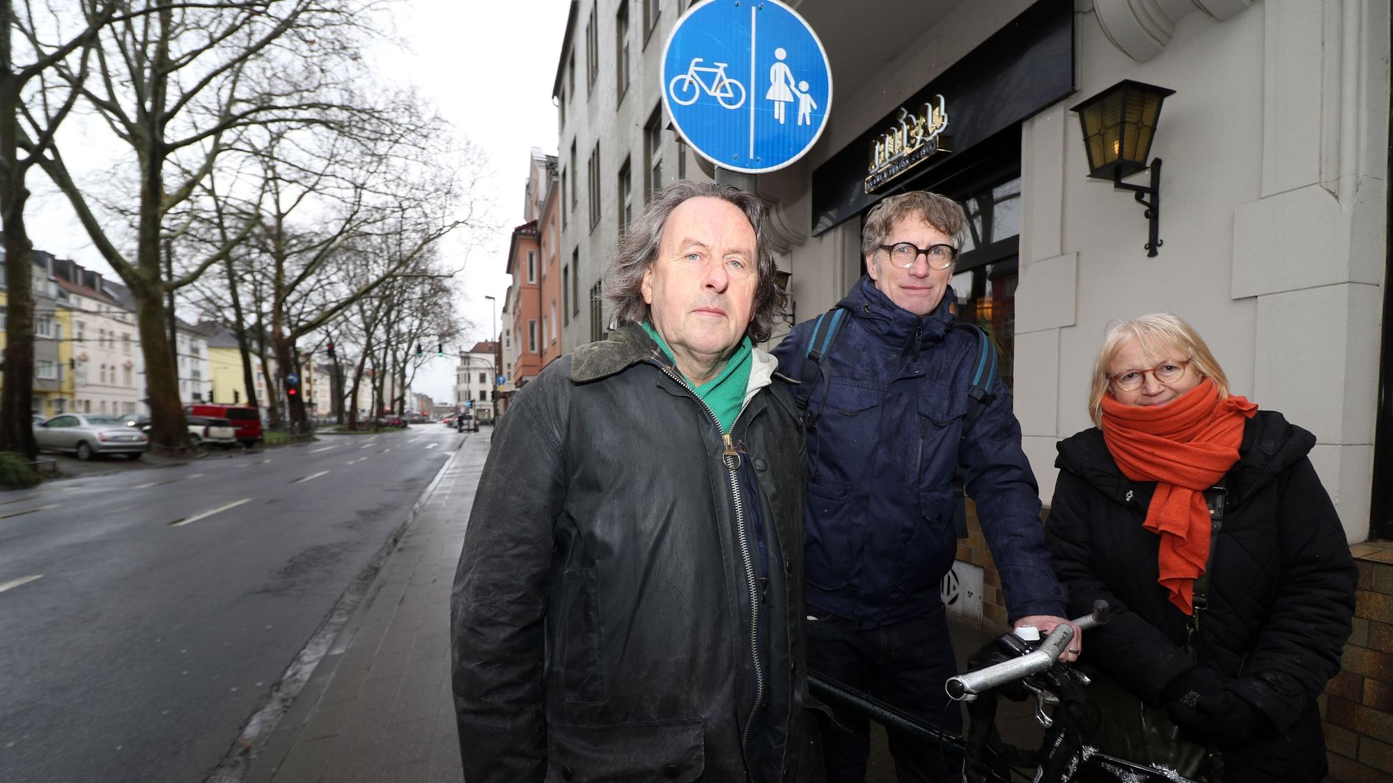 Roland Schüler, Projektkoordinator Kölner Fahrradgürtel, Harald Schuster von Radkomm und Anne Grose von Fuss Köln (v.l.) stehen am Ehrenfeldgürtel zwischen der KVB Haltestelle Nußbaumerstraße und Subbelrather Straße / Gürtel.