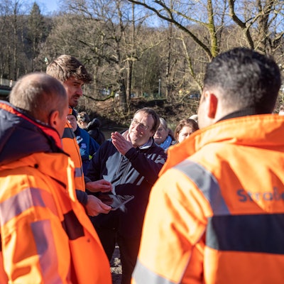 Nachrodt-Wiblingwerde: Verkehrsminister Oliver Krischer (Bündnis 90/Die Grünen) lässt sich von Mitarbeitern Strassenbau NRW über die Situation an der gesperrten Brücke über die Lenne informieren. Die Umleitungsstrecke während der Dauersperrung der A45 bei Lüdenscheid ist bis auf weiteres unterbrochen.