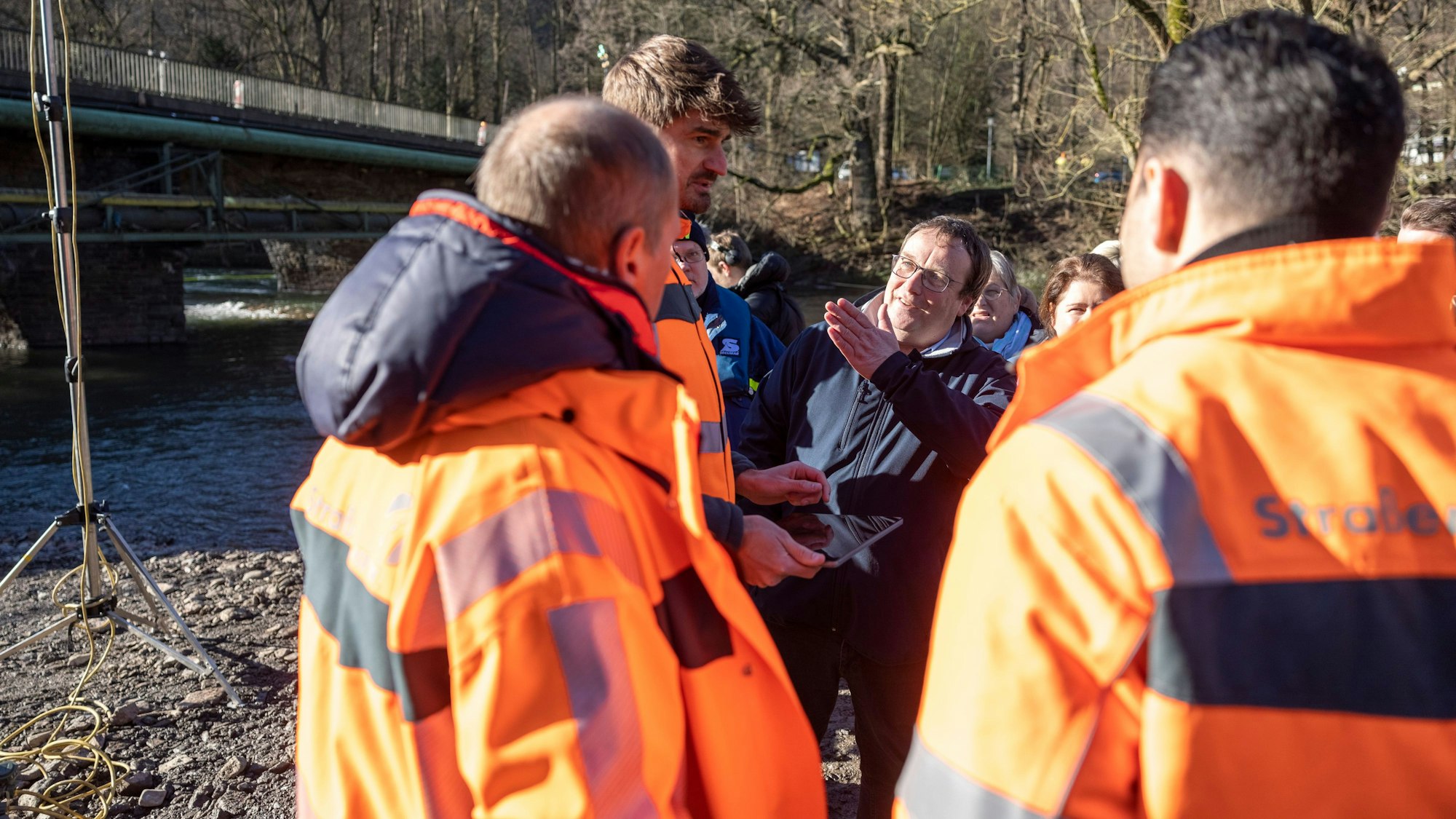 Nachrodt-Wiblingwerde: Verkehrsminister Oliver Krischer (Bündnis 90/Die Grünen) lässt sich von Mitarbeitern Strassenbau NRW über die Situation an der gesperrten Brücke über die Lenne informieren. Die Umleitungsstrecke während der Dauersperrung der A45 bei Lüdenscheid ist bis auf weiteres unterbrochen.