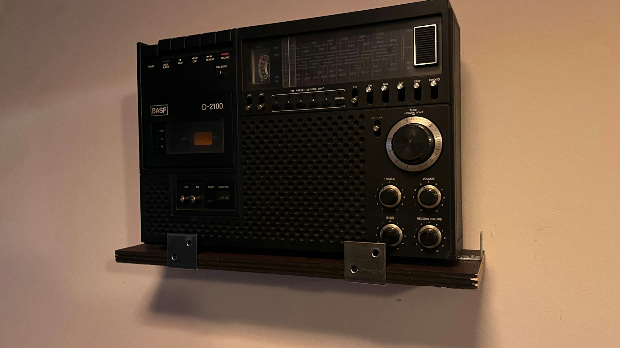 Ein alter Kassettenrekorder hängt an der Wand.