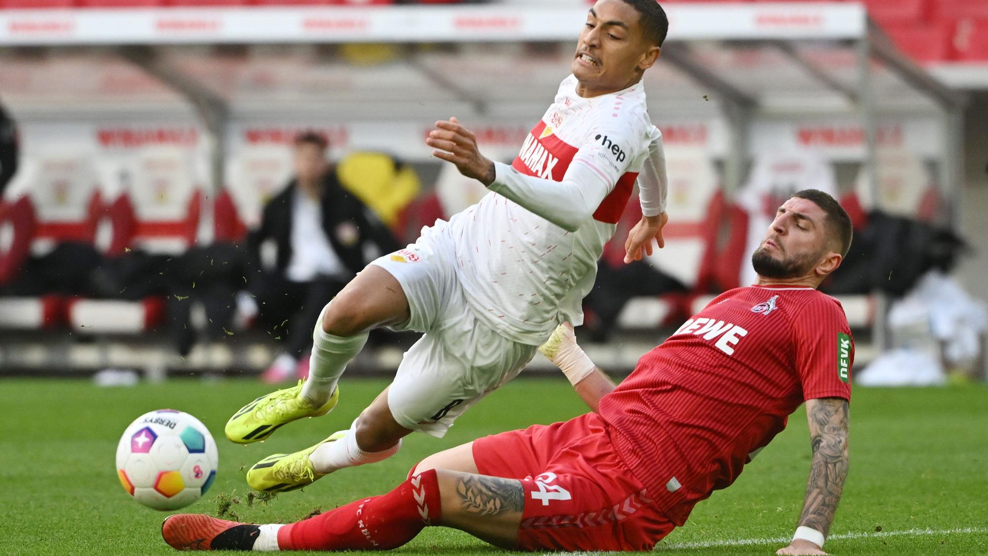Kölns Julian Chabot klärt gegen VfB-Angreifer Enzo Millot.