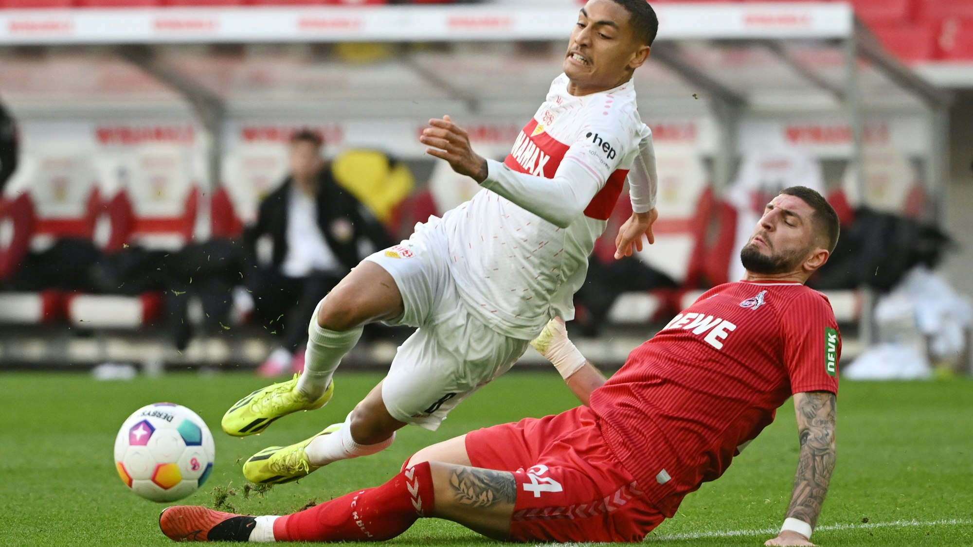 Kölns Julian Chabot klärt gegen VfB-Angreifer Enzo Millot.