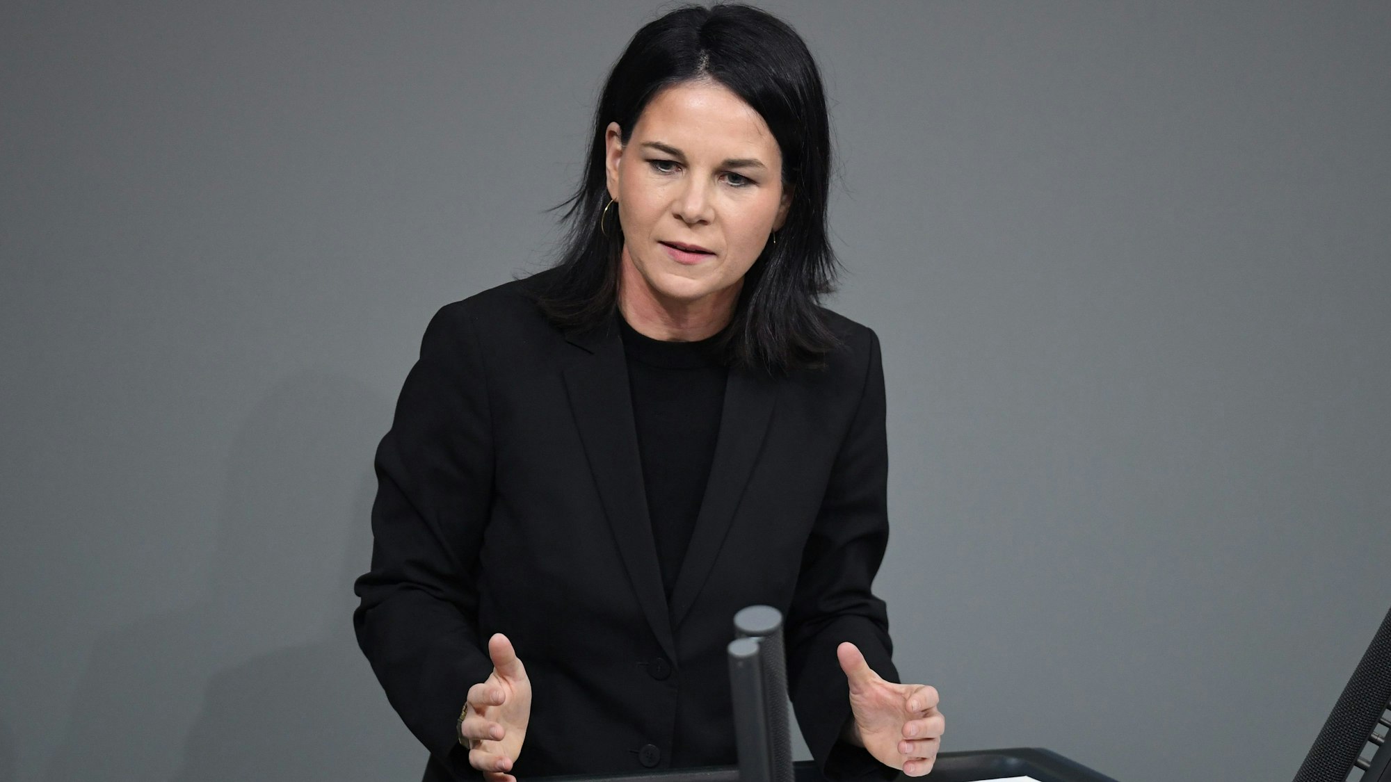Berlin: Annalena Baerbock (Bündnis 90/Die Grünen), Außenministerin, spricht im Bundestag in der Generaldebatte zum Etat des Bundeskanzlers und des Bundeskanzleramts. (Archivbild)