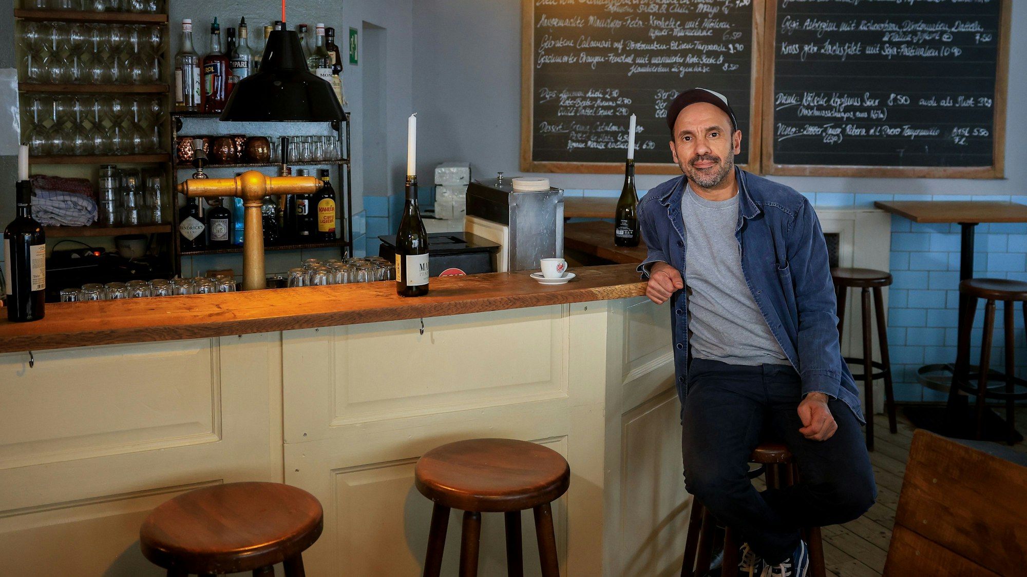 Der Inhaber des „Meister-Gerhard“ Manuel Bouhaddouz sitzt in seinem Restaurant am Tresen.