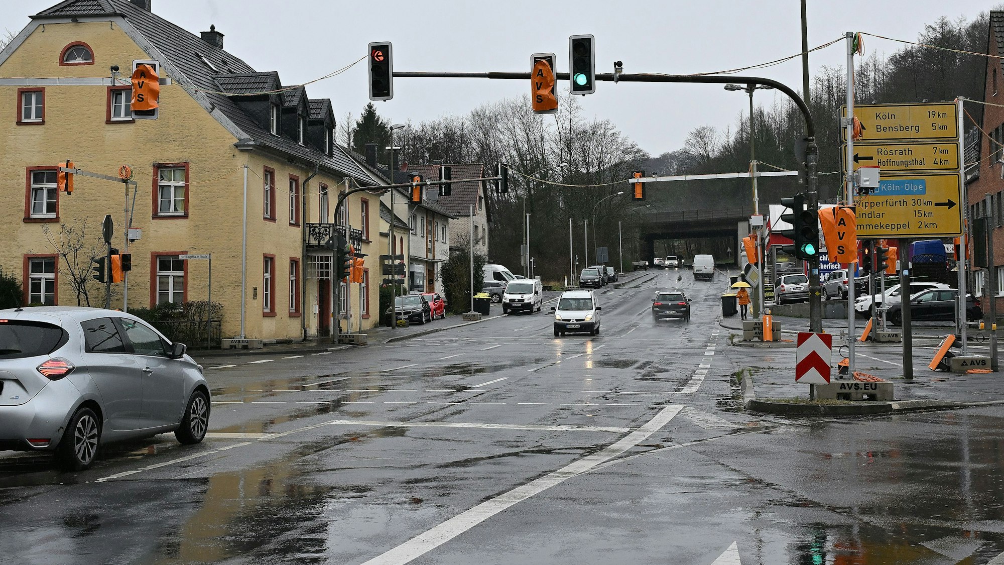 An der Kreuzung in Overath-Untereschbach ist eine Baustellenampelanlage installiert.