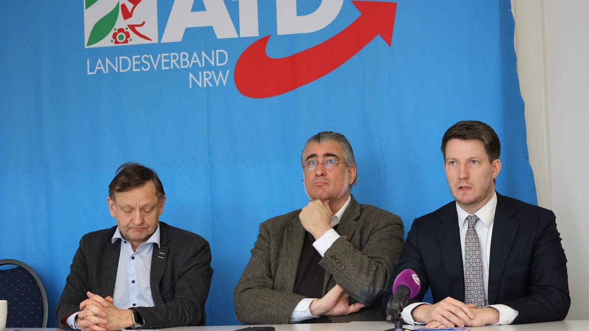 Zu sehen sind: AfD-NRW-Landeschef Martin Vincentz sowie die stellvertretenden Landessprecher Fabian Jacobi und Kay Gottschalk bei der Pressekonferenz in Düsseldorf nach dem AfD-Landesparteitag in Marl.