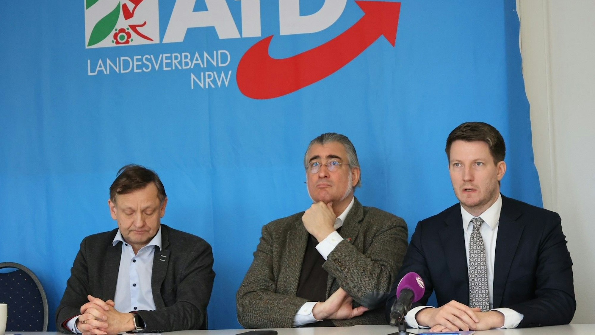 Zu sehen sind: AfD-NRW-Landeschef Martin Vincentz sowie die stellvertretenden Landessprecher Fabian Jacobi und Kay Gottschalk bei der Pressekonferenz in Düsseldorf nach dem AfD-Landesparteitag in Marl.