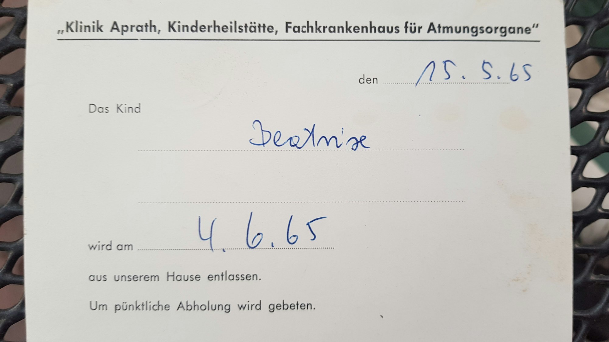 Nordrhein-Westfalen, Aprath: Repro zeigt die Information über die Entlassung des Mädchens Beatrix aus der Klinik Aprath im Jahr 1965. Beatrix Hötger-Schiffers war gerade erst ein Jahr alt, als sie an Tuberkulose erkrankte und im Jahr 1964 nach Aprath in die Kinderheilstätte für Tuberkulose kam. Jahrzehnte später besucht sie als Erwachsene die Klinikruine Aprath.