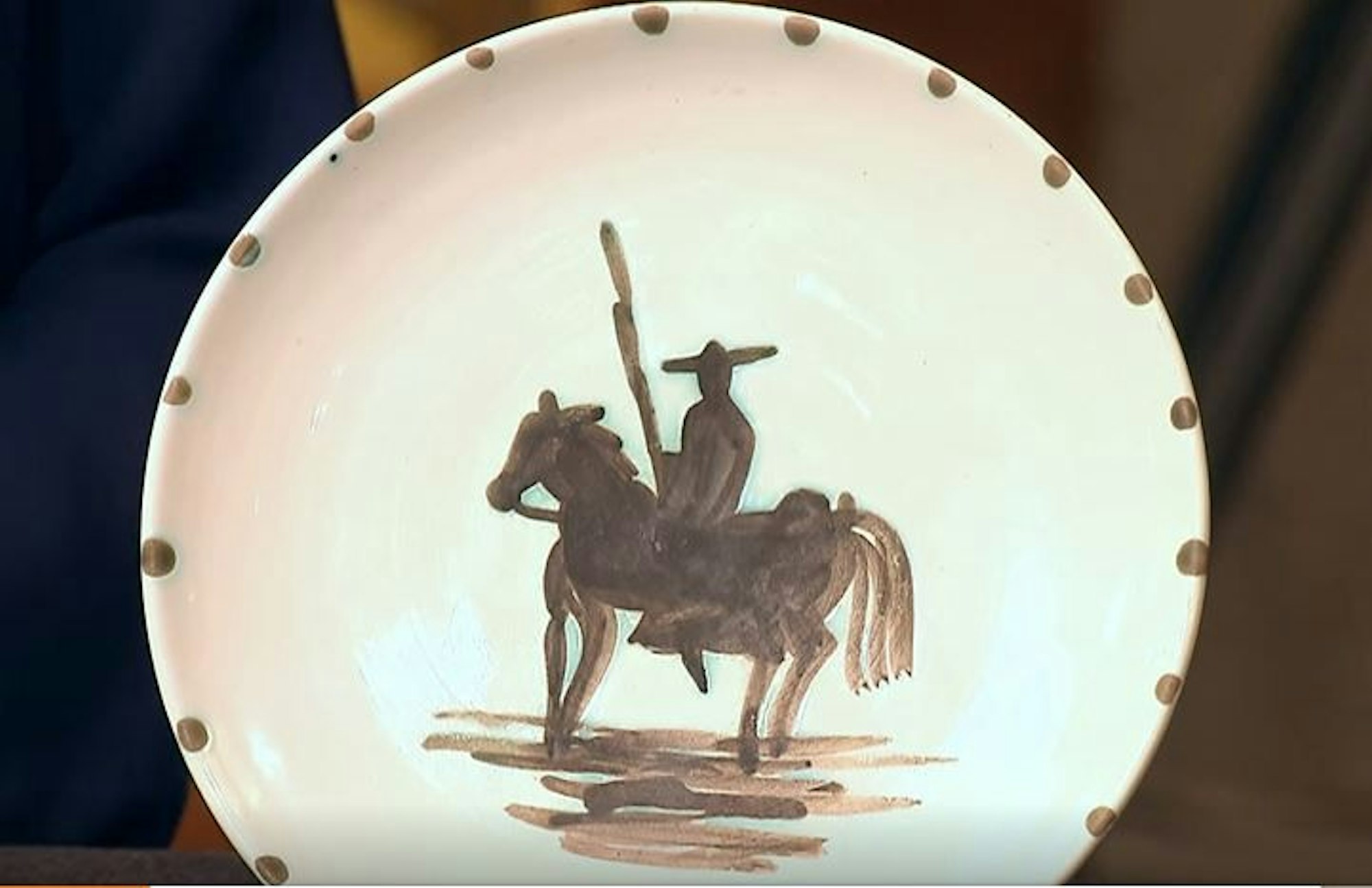 Der Picasso-Teller für einen Euro vom Flohmarkt. Bei „Bares für Rares“ stellte sich heraus, dass das Kunstwerk deutlich mehr wert ist.