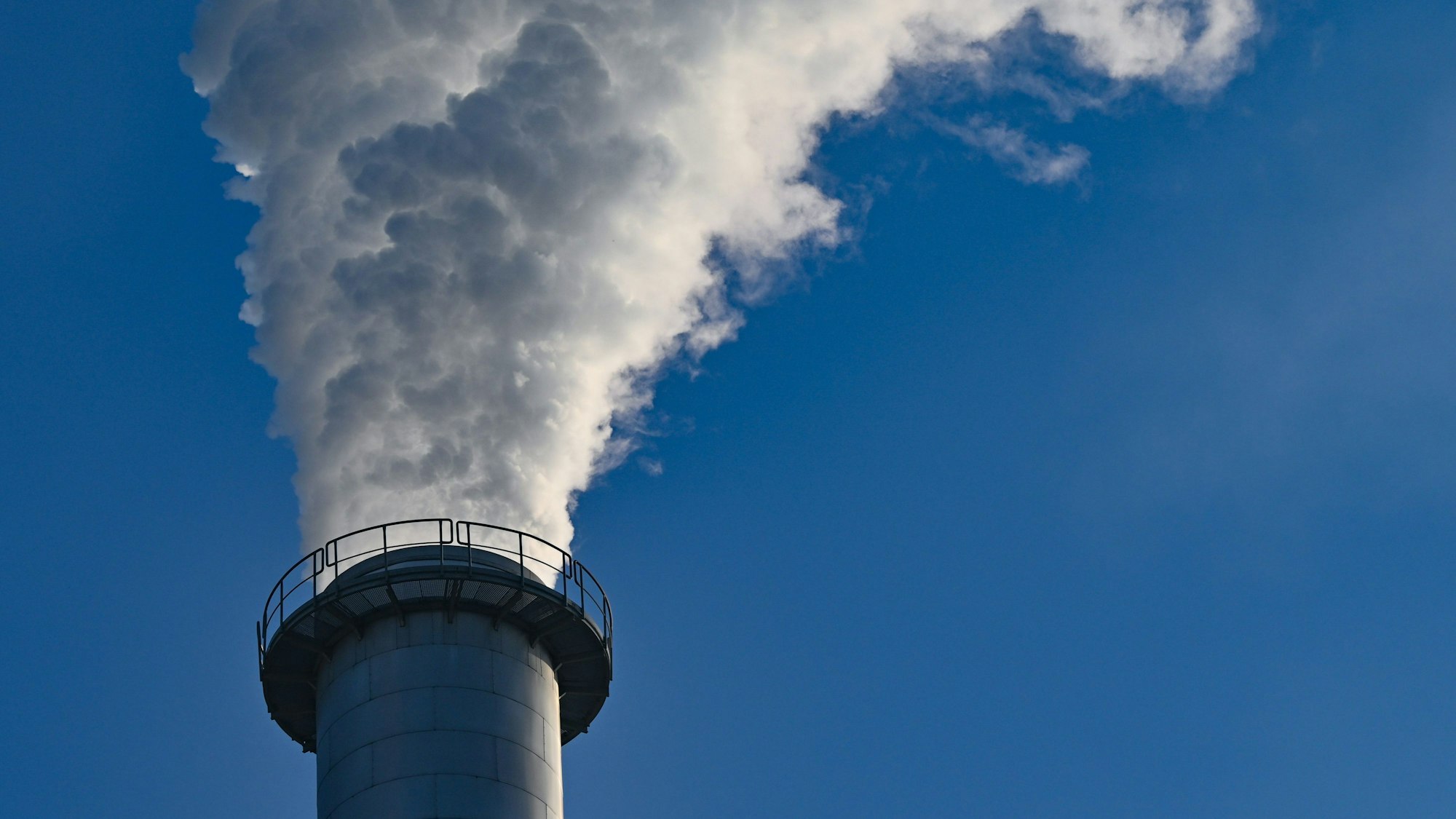 ARCHIV - 16.12.2022, Brandenburg, Baruth: Dampf und Abgase kommen aus einem Schornstein einer Fabrik.