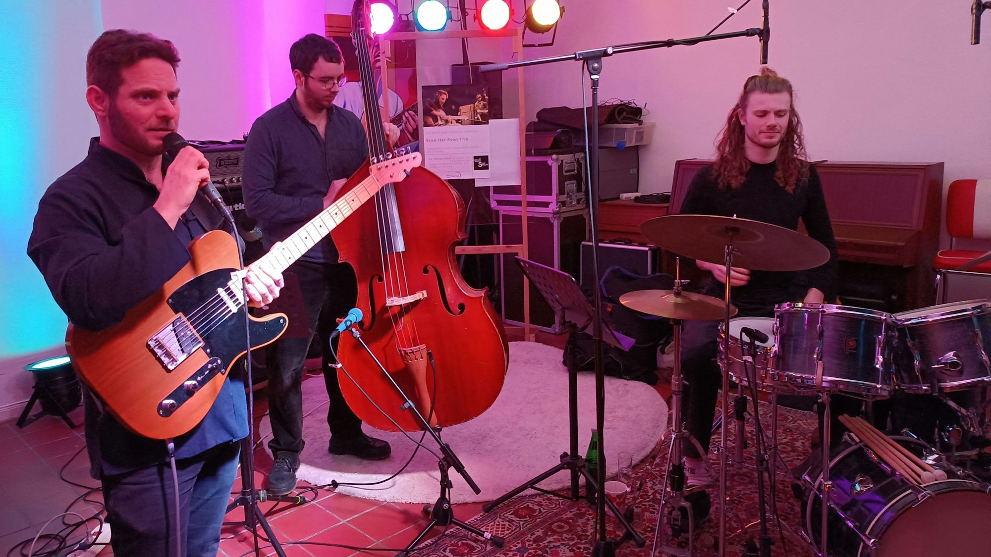 Gitarrist Eran Har Even mit Bassist Omer Govreen und Schlagzeuger Wouter Kühne.