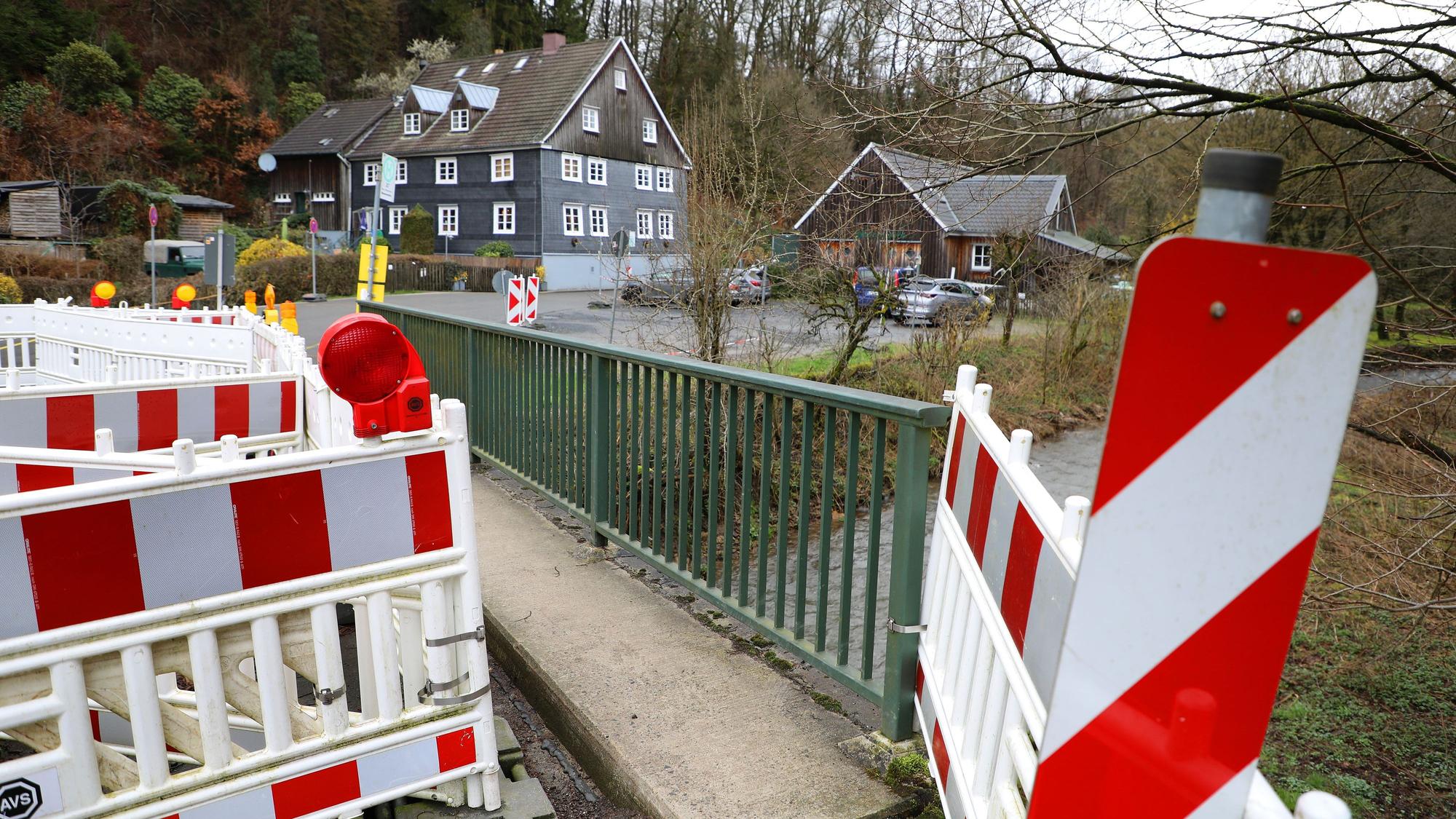 Warnbaken stehen auf einer gesperrten Straßenbrücke im Eifgenbachtal.