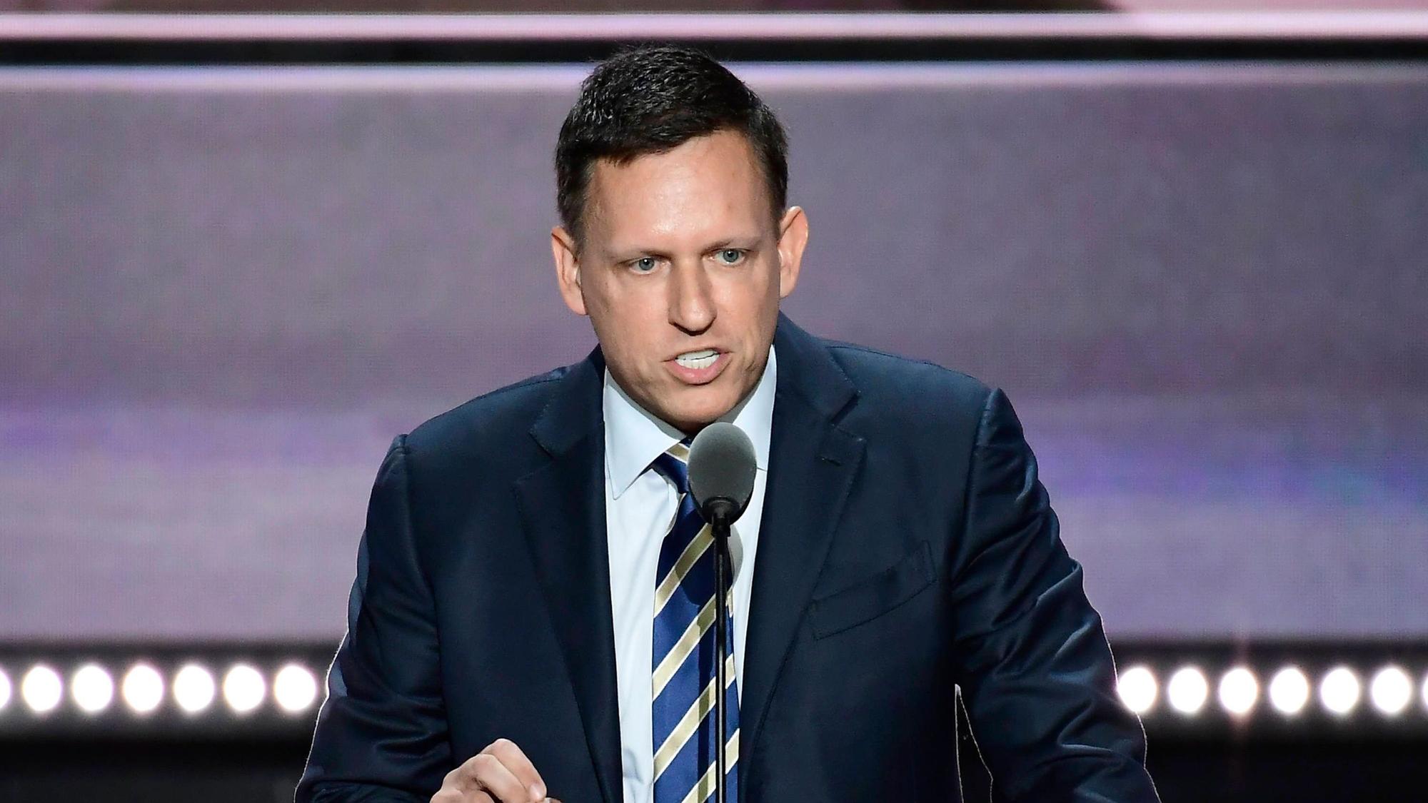 Peter Thiel hält eine Rede auf einer republikanischen Parteiveranstaltung.