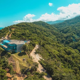 Blick auf ein Luxusanwesen an einer Küste.