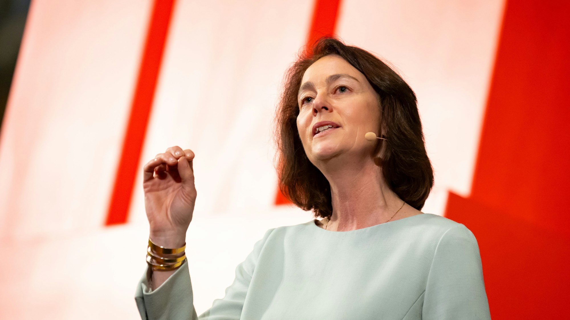 Katarina Barley (SPD), SPD-Spitzenkandidatin für die Europawahl, spricht auf einer Bühne
