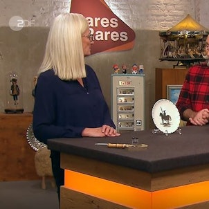 Expertin Dr. Friederike Werner (l.) bei der „Bares für Rares“-Expertise neben Horst Lichter (M.) und Verkäuferin Karin Ruhland (r.).