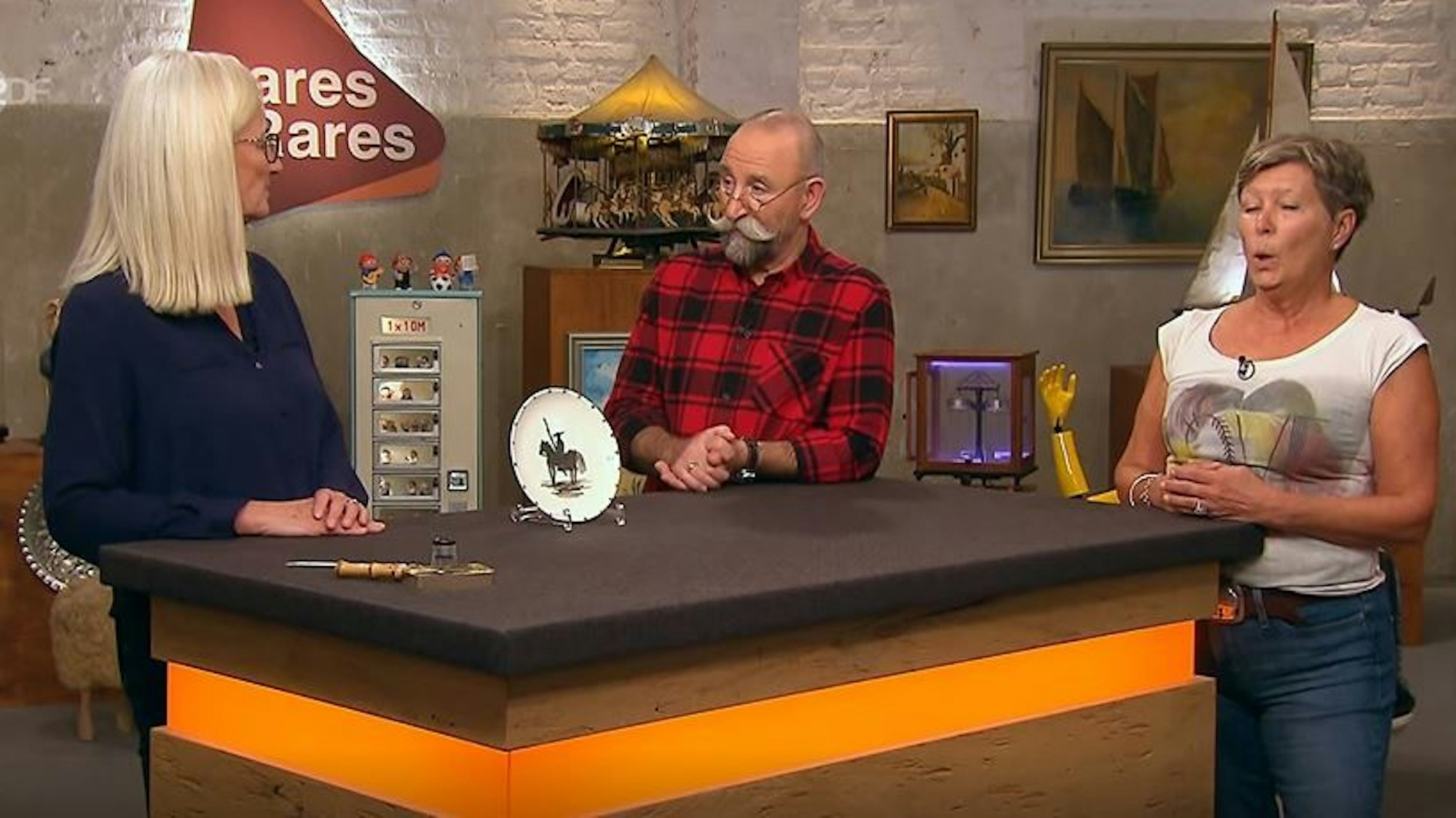 Expertin Dr. Friederike Werner (l.) bei der „Bares für Rares“-Expertise neben Horst Lichter (M.) und Verkäuferin Karin Ruhland (r.).