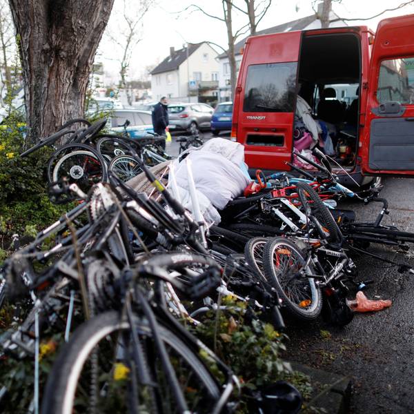 Bei einer Kontrolle in Köln in 2021 stellte die Polizei in einem Transporter mehrere Fahrräder sicher (Symbolbild)
