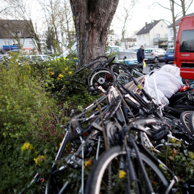 Bei einer Kontrolle in Köln in 2021 stellte die Polizei in einem Transporter mehrere Fahrräder sicher (Symbolbild)