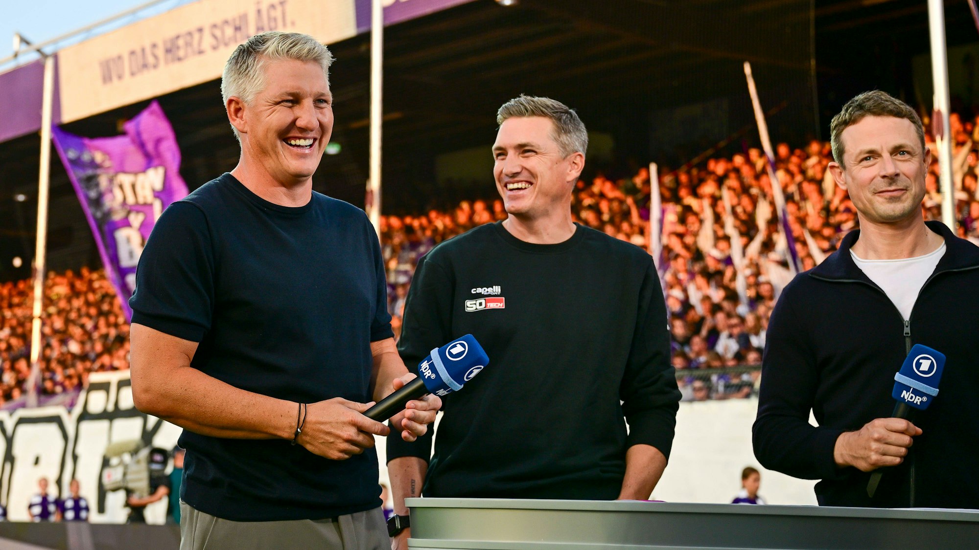 Bastian Schweinsteiger und Tobias Schweinsteiger (Cheftrainer Osnabrueck) standen beim Pokalspiel des VfL Osnabrück gegen den 1. FC Köln gemeinsam am ARD-Mikrofon.